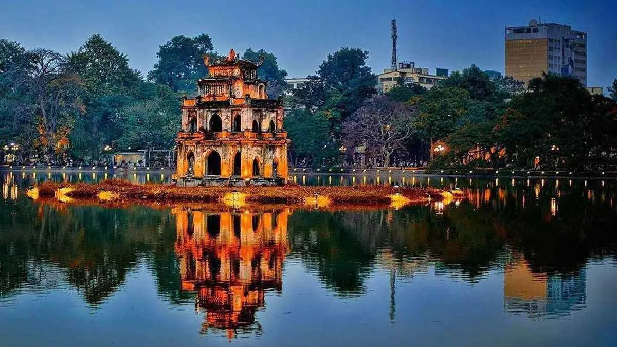 Tháp Rùa và hồ Hoàn Kiếm tại Hà Nội