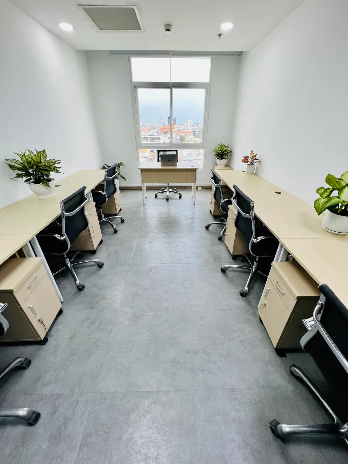 Không gian phòng làm việc có bàn ghế tại IMC Tân Định, TP.HCM - 5SOffice