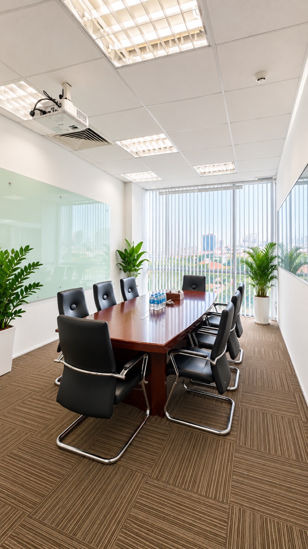 Góc nhìn dọc của phòng họp tham khảo tại Loyal Building