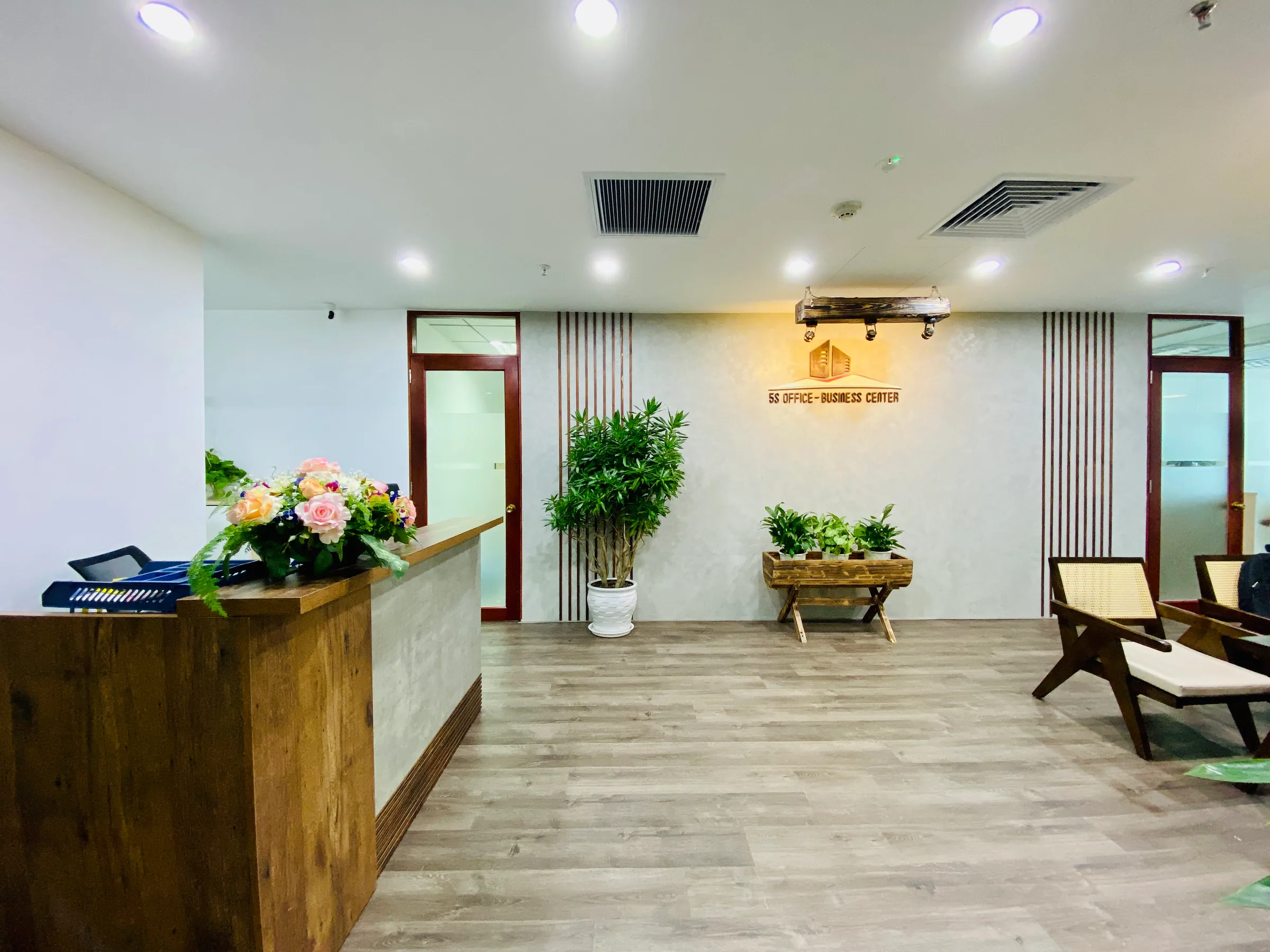 Khu vực lễ tân tại văn phòng 5SOffice ở PVcomBank Đà Nẵng.